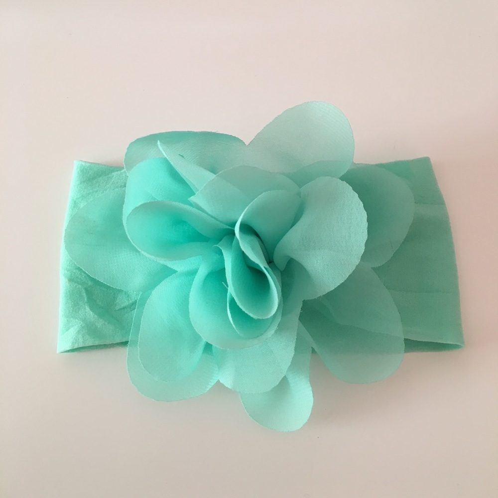 📦 Mint green flower headband