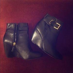 Nine West black wedged booties