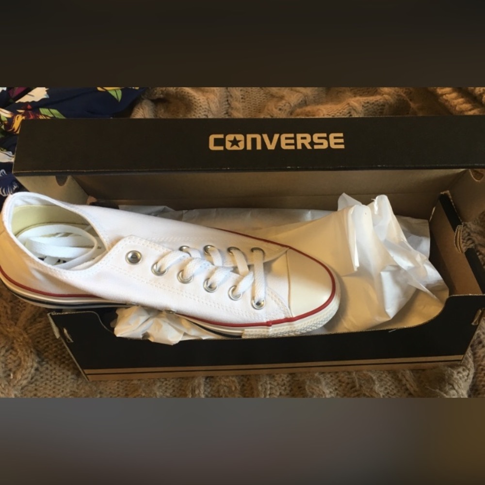 Converse low top size (M6.5 W8.5) BRAND NEW