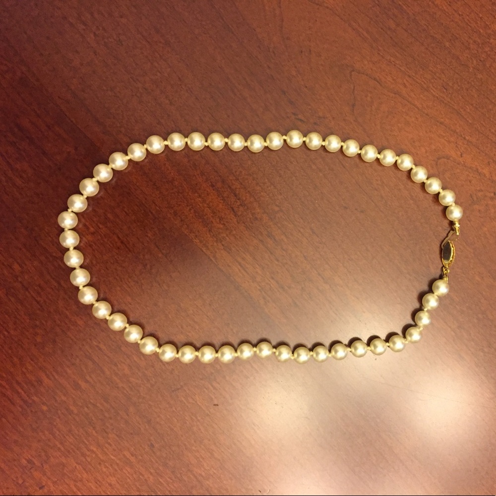 Faux Pearl Choker Necklace