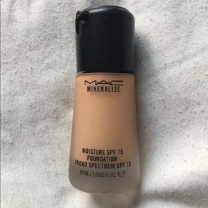🎉SOLD🎉MAC Mineralized Moisture Foundation