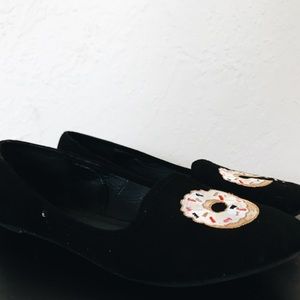 Black donut flats.