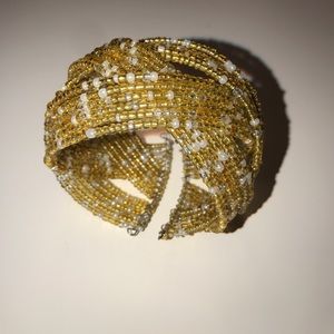 ✨GOLD AND WHITE BEADED BRACELET ✨