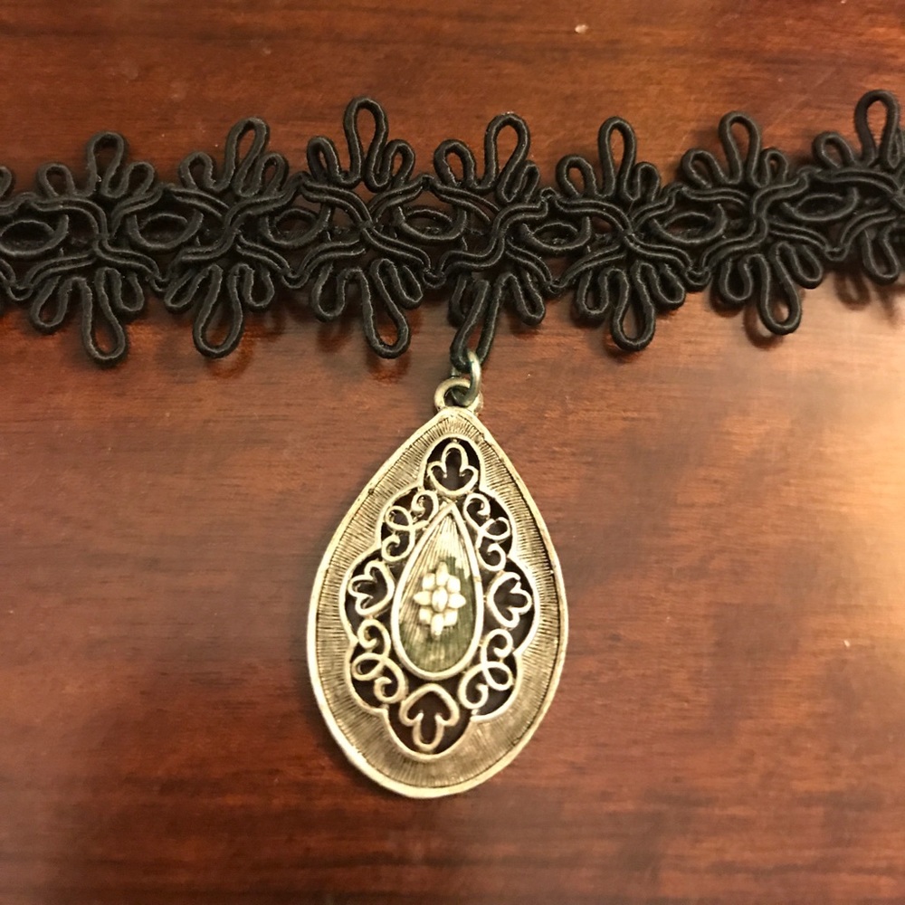 Black lace choker