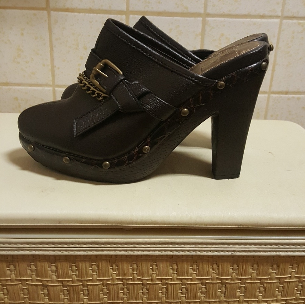 Brown clogs/boots