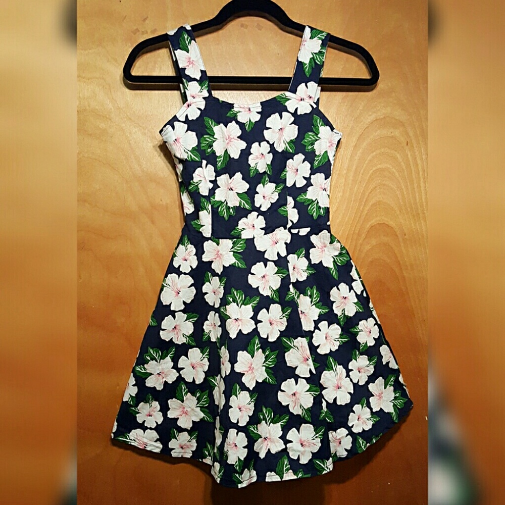 NWOT Bow Tie Back Floral Skater Dress
