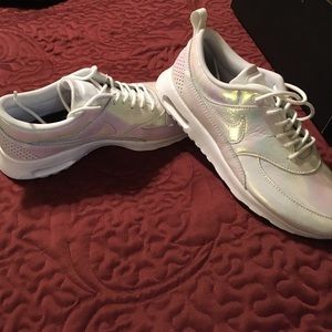 New women’s size 7.5 mike tennis shoes.