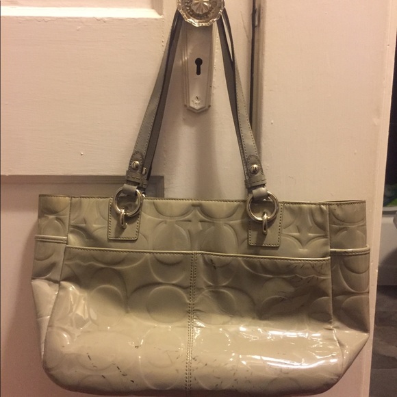 ✨Sold✨Coach Light Gray Patent Embossed Gallery Bag - Picture 3 of 6