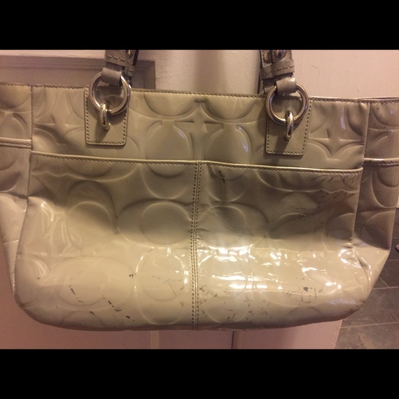 ✨Sold✨Coach Light Gray Patent Embossed Gallery Bag - Picture 4 of 6