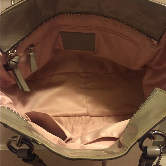 ✨Sold✨Coach Light Gray Patent Embossed Gallery Bag - Picture 6 of 6