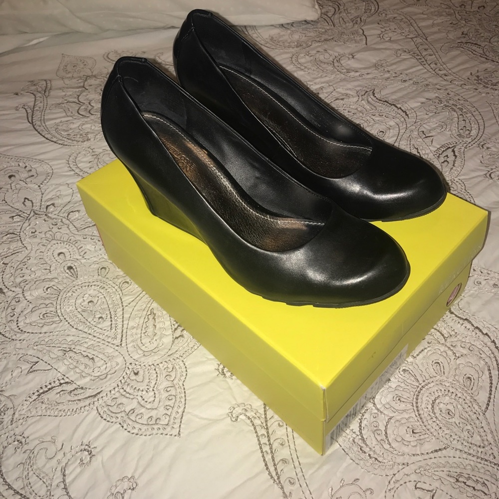 Kenneth Cole Reaction Black leather wedges