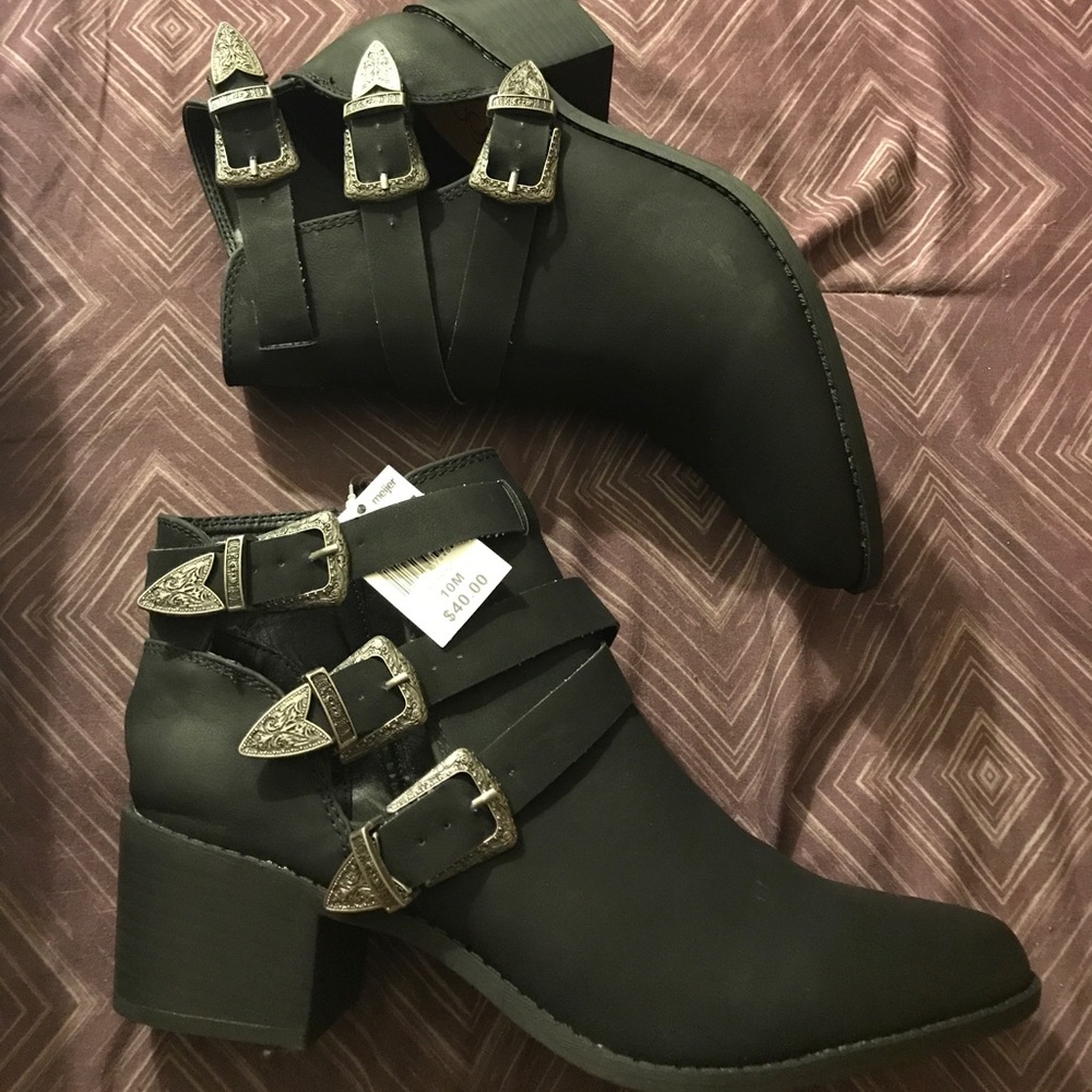 Fashionable Black Booties