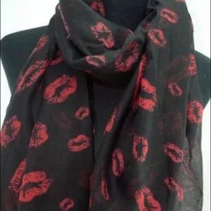 Black pashmina with red lips