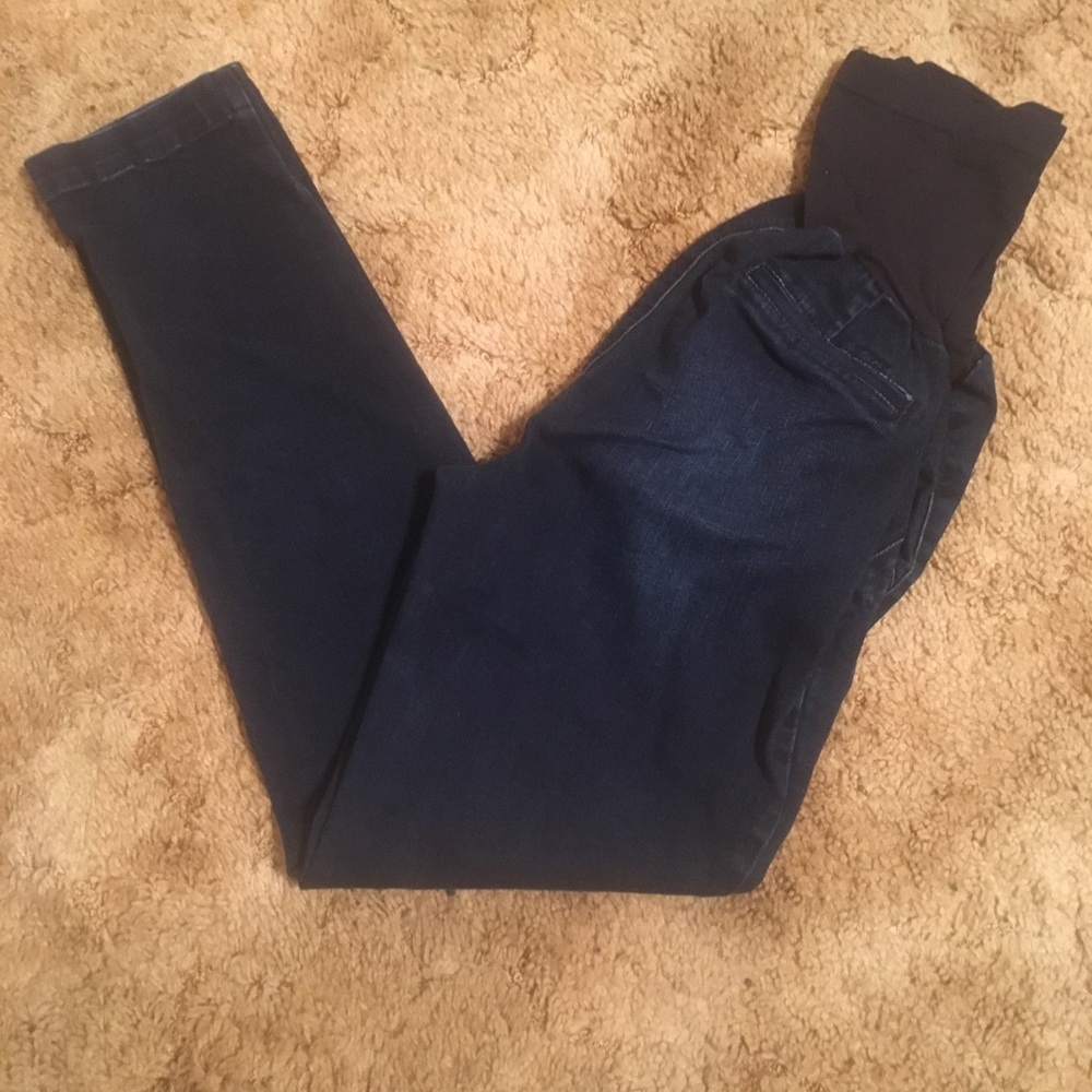 Maternity jeans with elastic band waist.