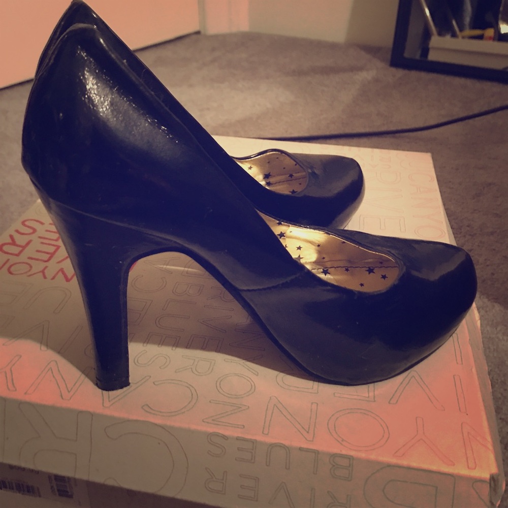 Black pumps