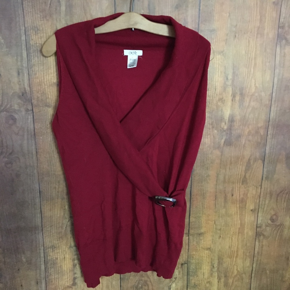Cache Red tank top with belt like clasp