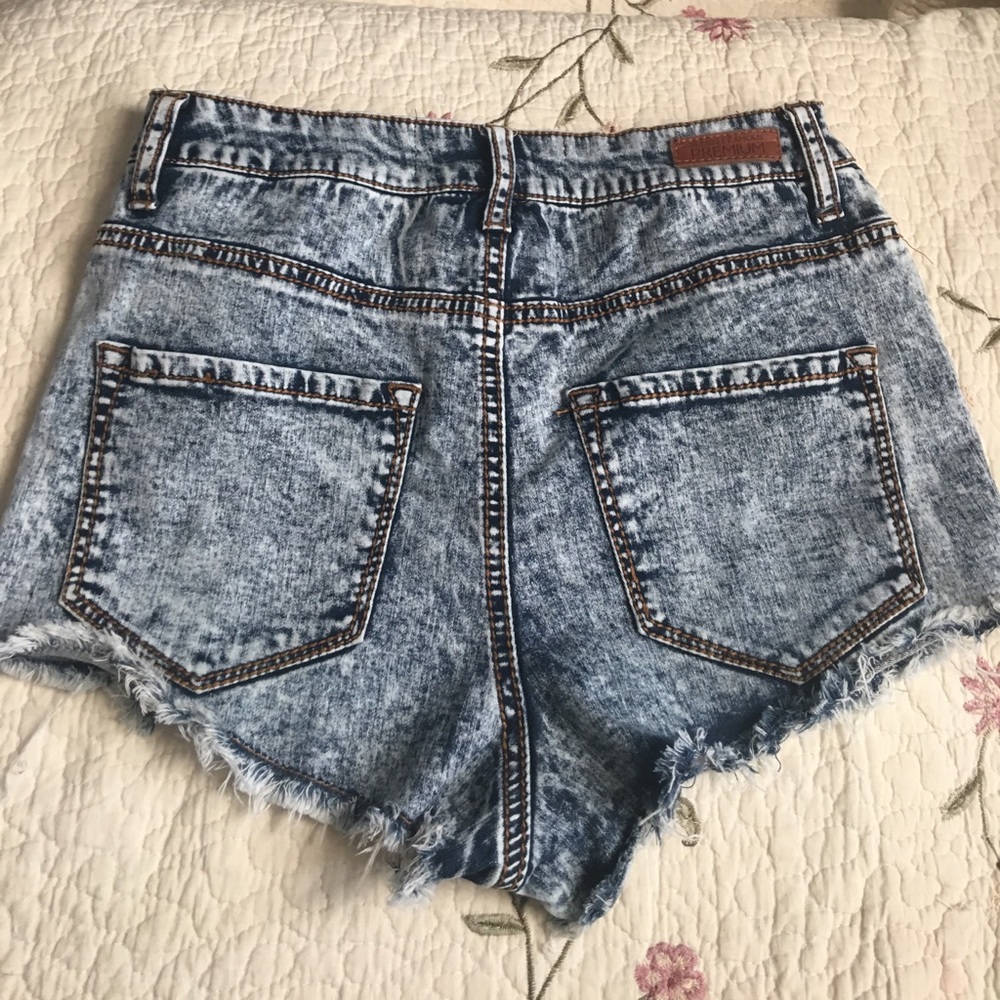 Premium Short - Picture 2 of 5