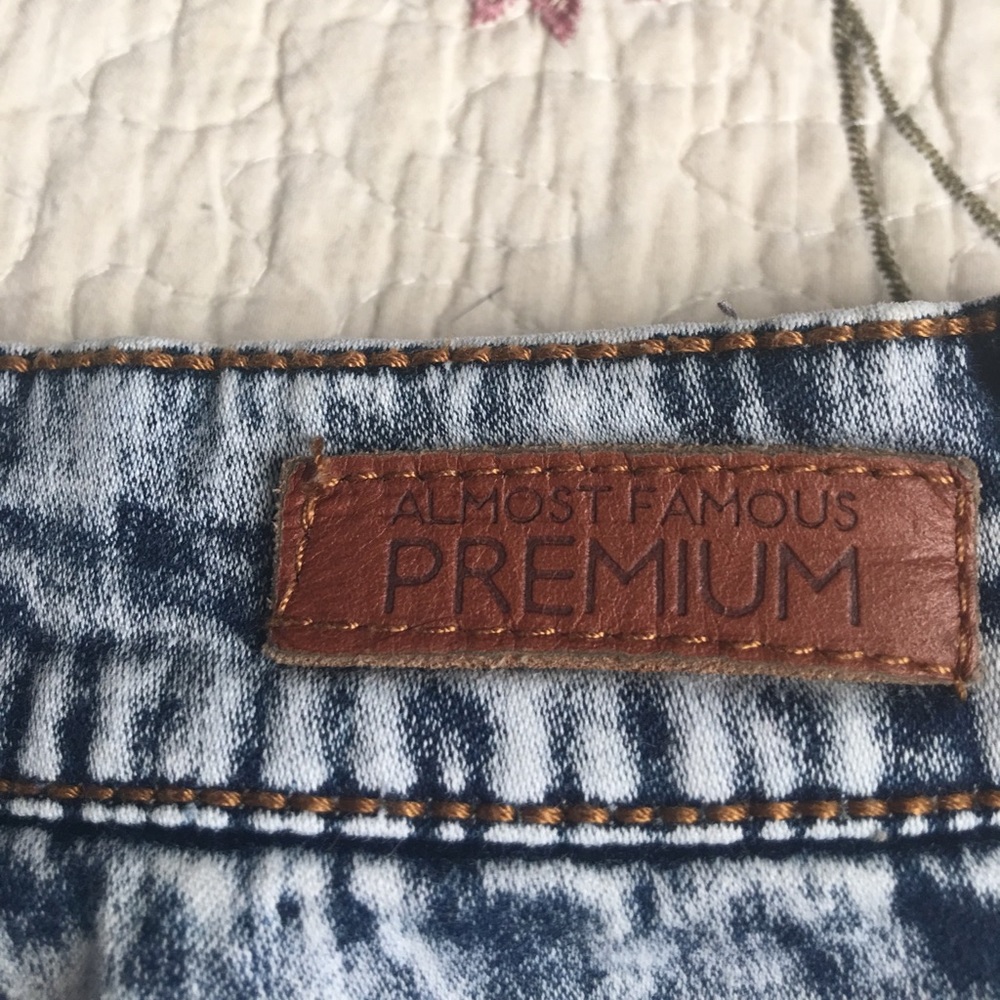Premium Short - Picture 3 of 5