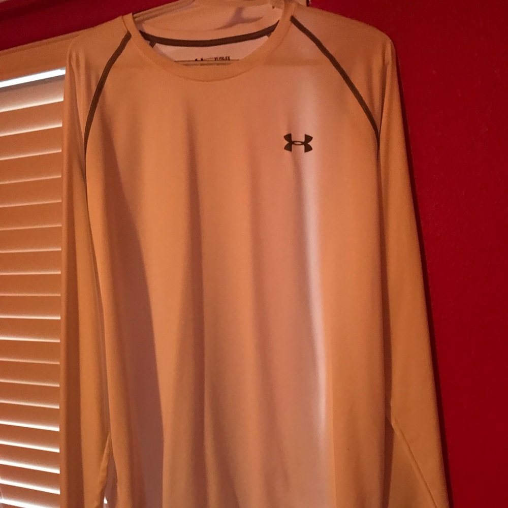 Under Armour XL LongSleeve Shirt.