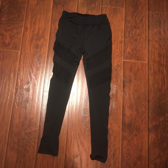 Black athletic leggings with black mesh design - Picture 1 of 1