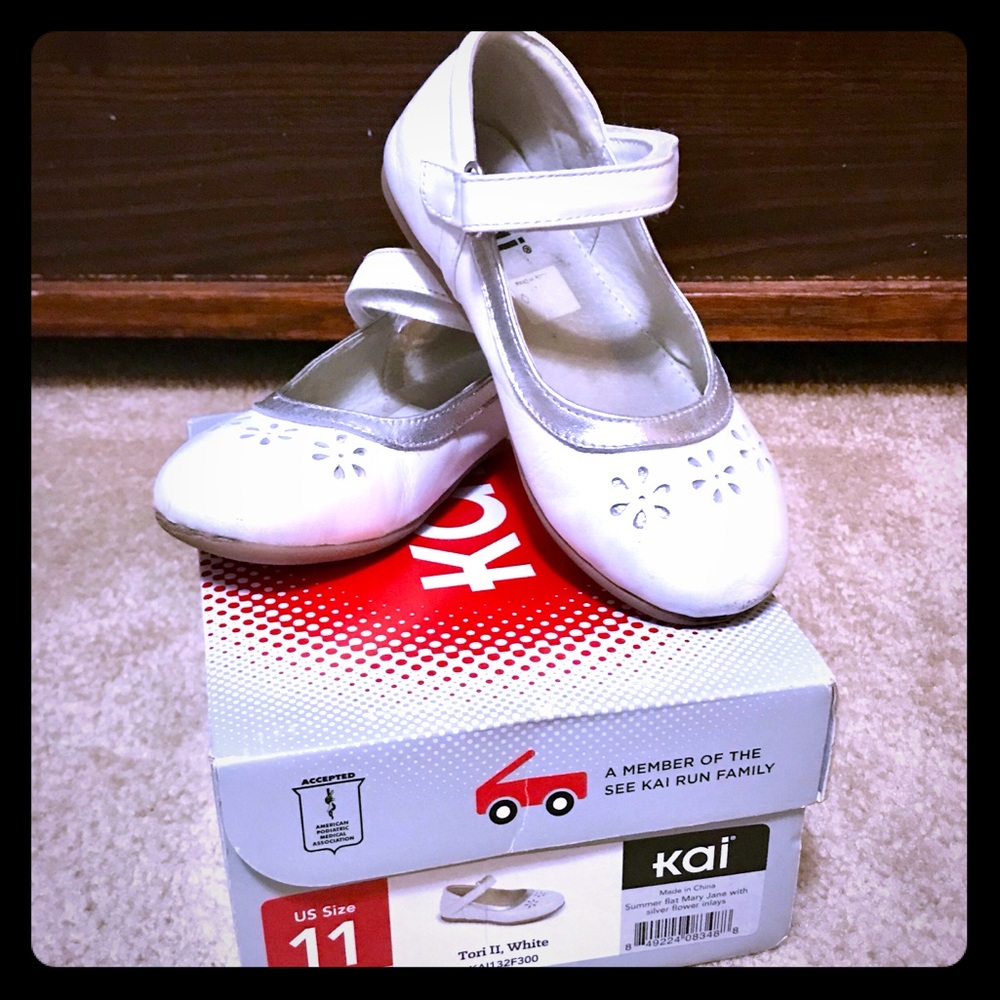 Little girls 11 Kai white dress shoes