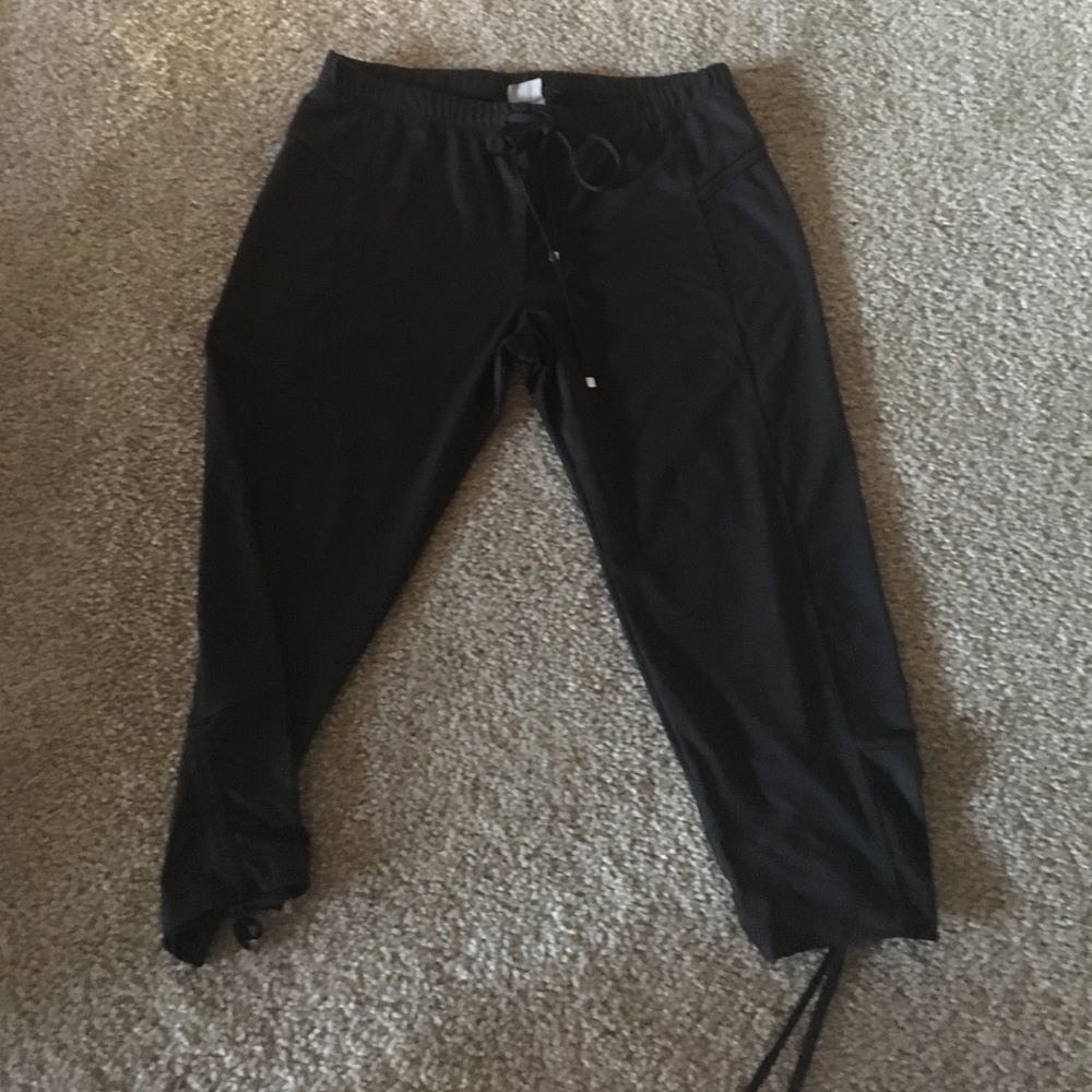 Women's size medium workout capris/leggings