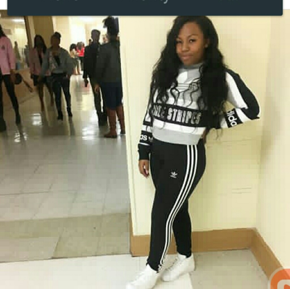 Adidas croped sweat shirt without a hood