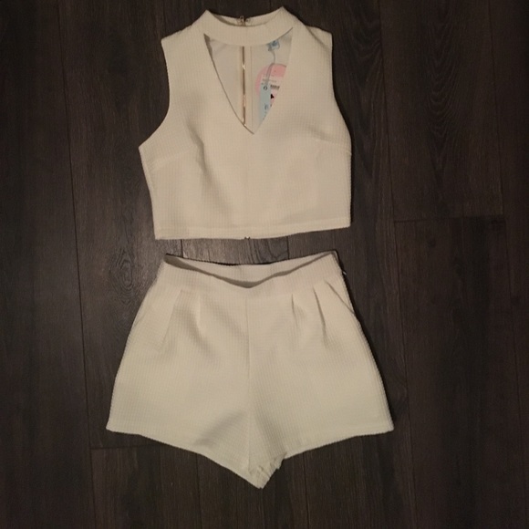 White Two Piece Keyhole Set - Picture 1 of 5