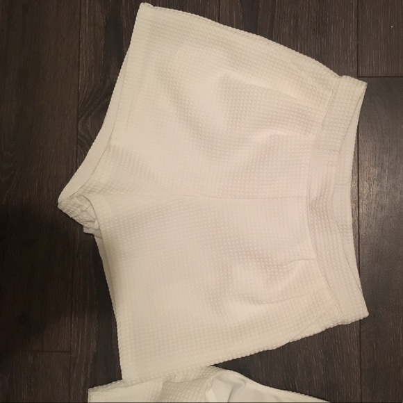 White Two Piece Keyhole Set - Picture 3 of 5