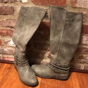 Women’s 9m gray boots with woven detail