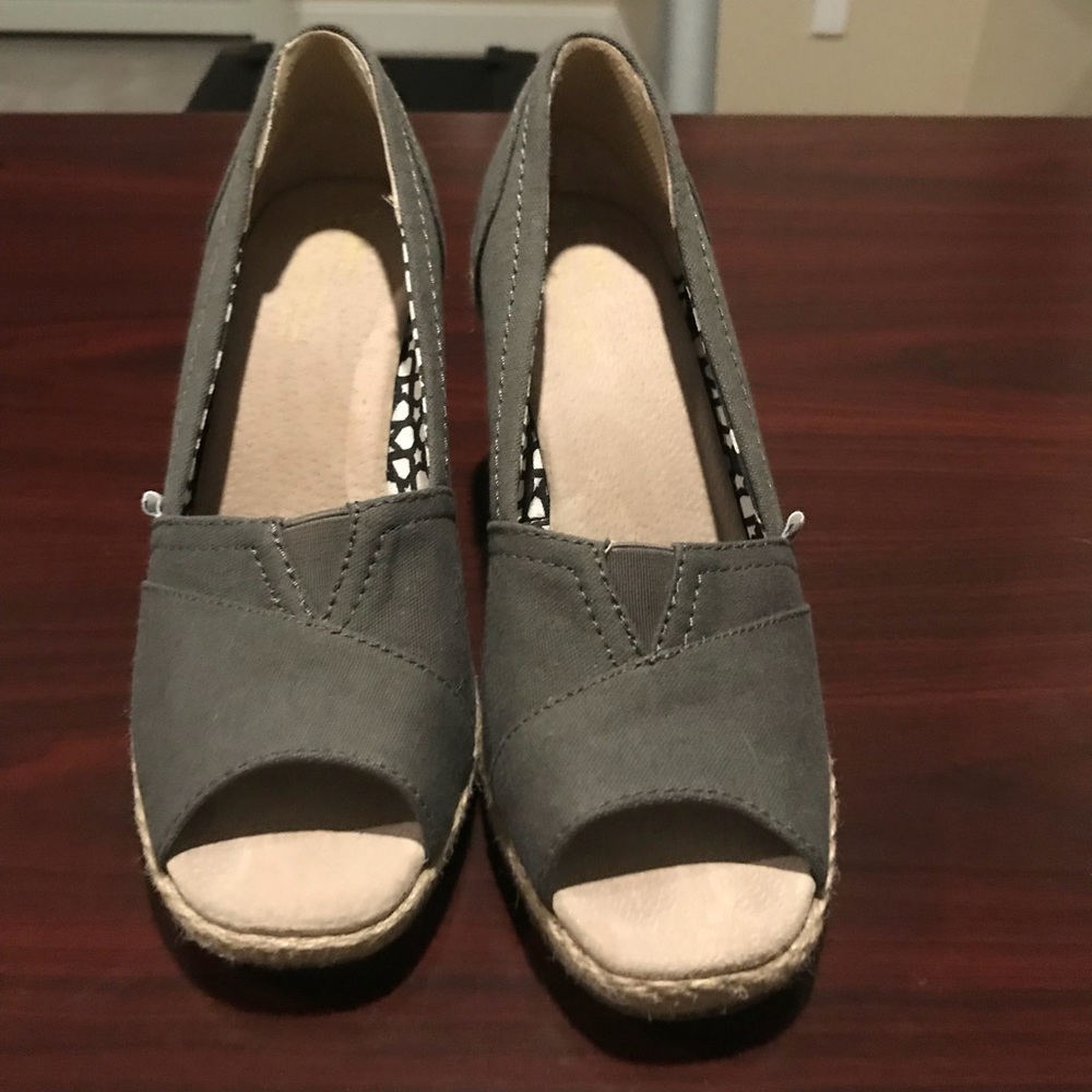 Tom’s peep toe wedge