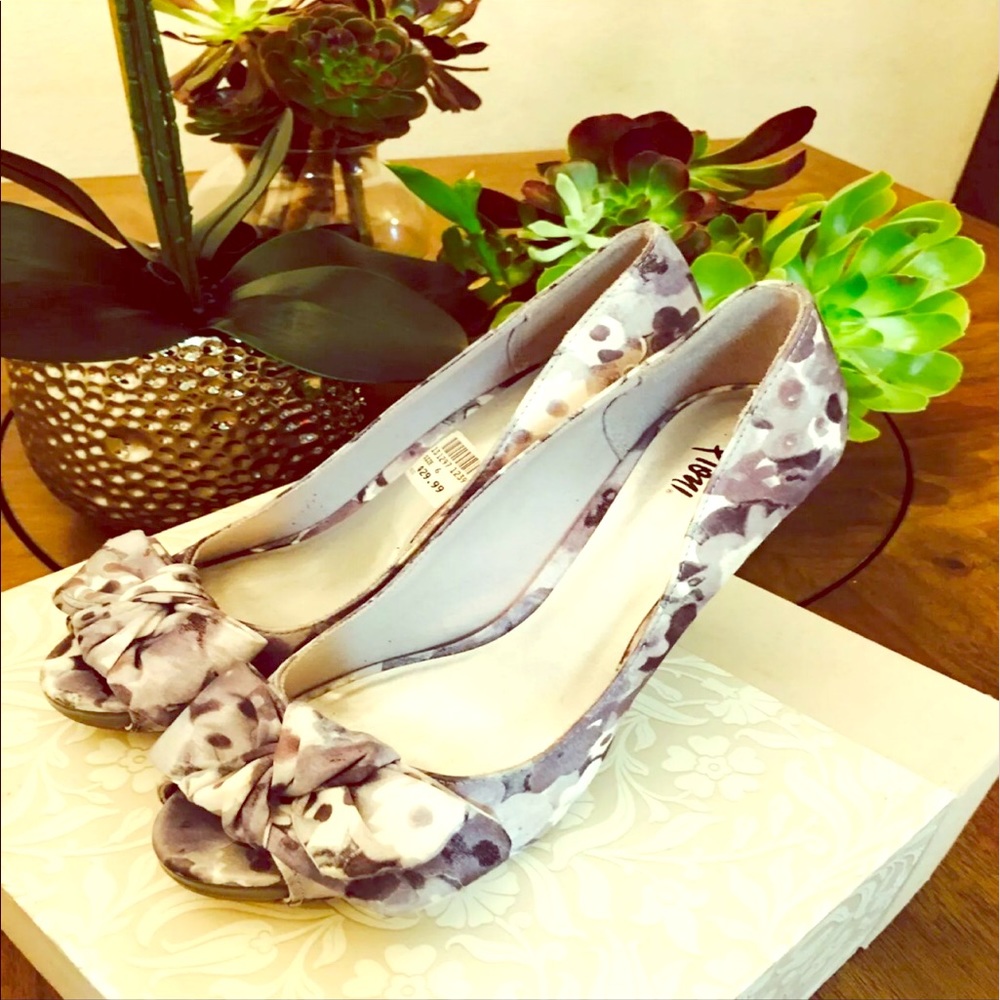 A cute White & Gray with a bow high Heels!