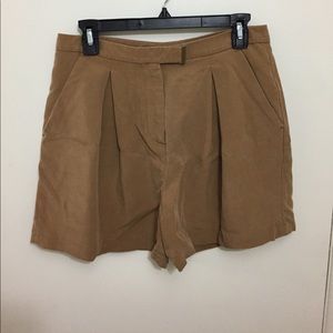 Pleated high-waisted shorts