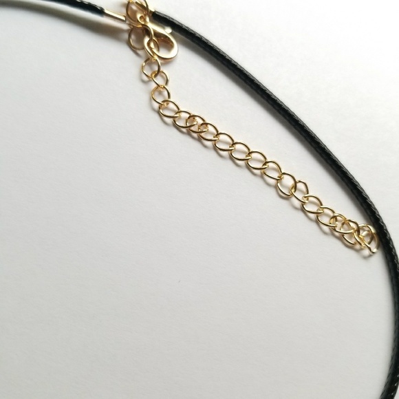 3 FOR $15 ♦️ Triangle Pendant Choker - Picture 3 of 4