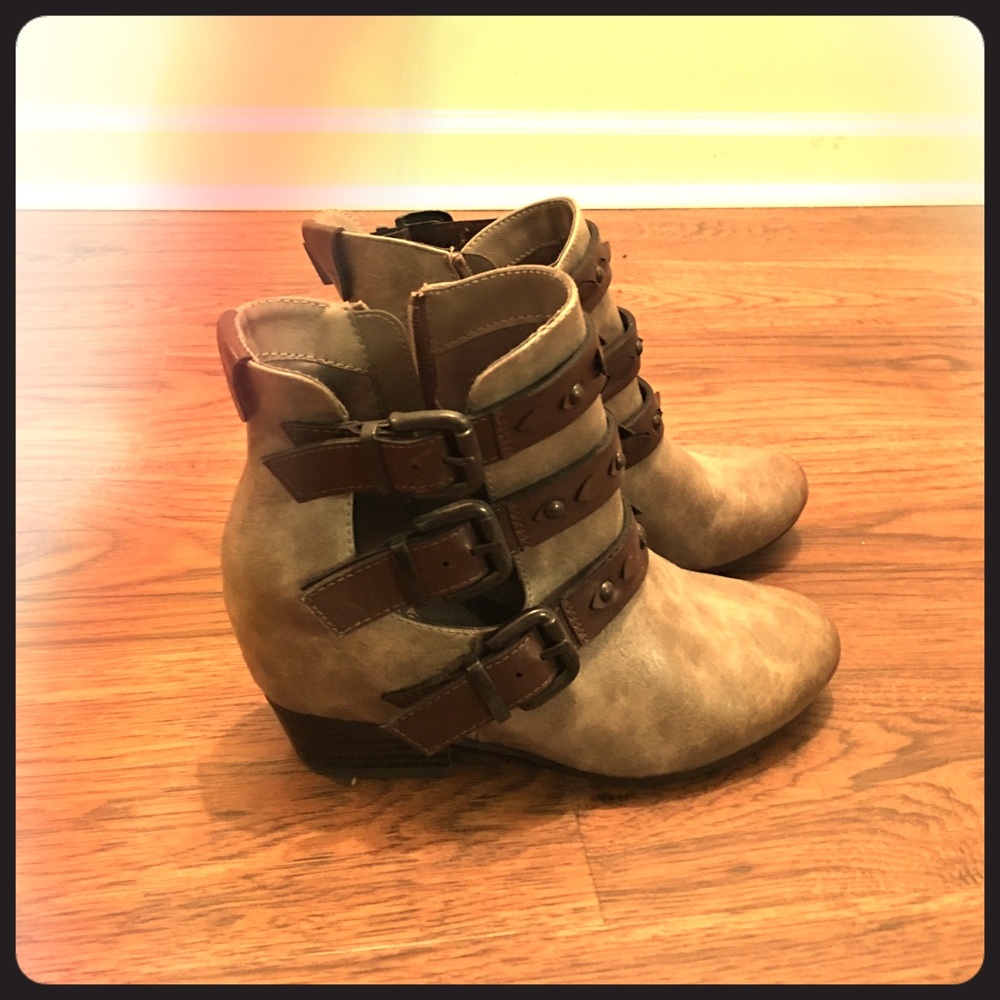 Gray with lil brown belts boots. Size 7