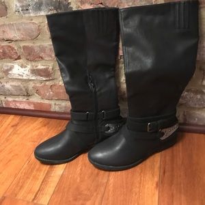 Size 8m black boots with silver detail at heel