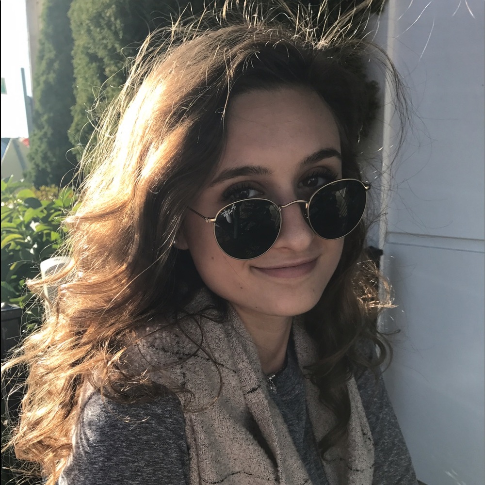 Meet your Posher, Olivia