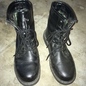 Black faux leather lace up combat boots size 5.5