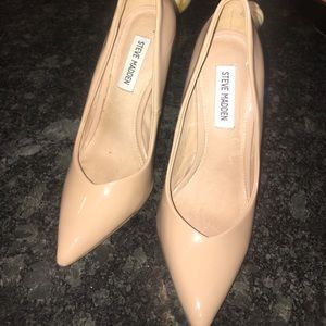 Nude pumps