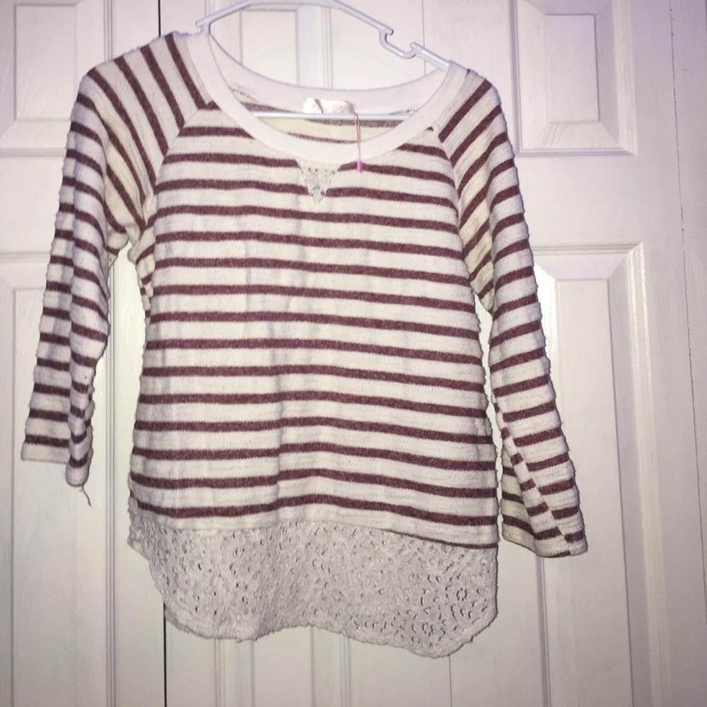 Very pretty knit top with lace