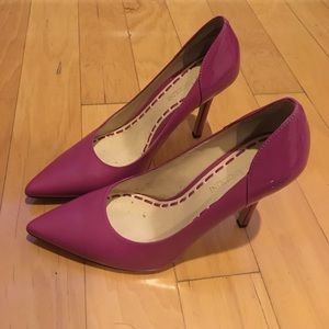 Fuschia pink dual-leather pumps