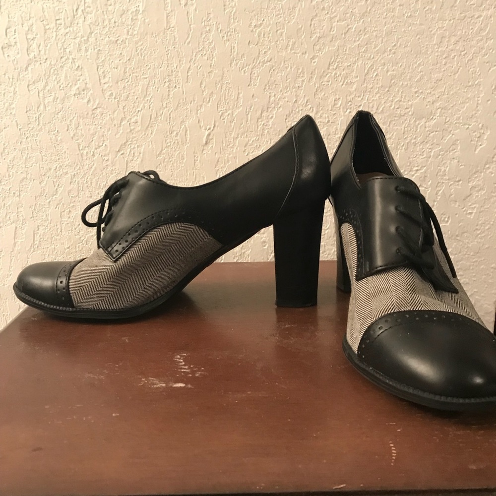 Black heeled shoe