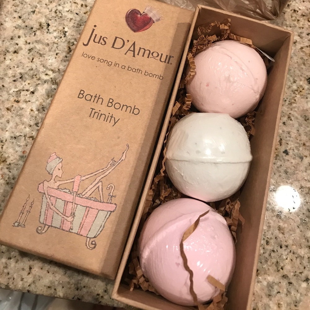 Jus D’Amour bath bomb trinity