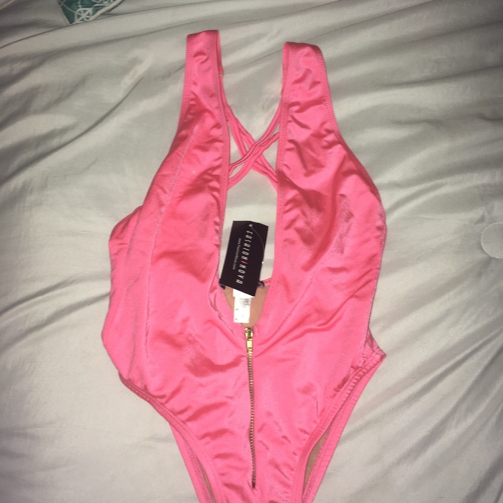 Low cut Fashion Nova , super sexxxy