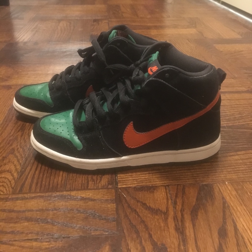 Nike Dunk SB in Black, green and red