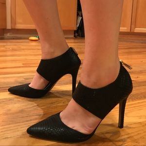 Jessica Simpson python black pumps pointy toe