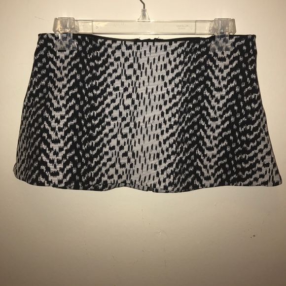 (Elizabeth & James) Cropped Printed Strapless Top - Picture 5 of 8