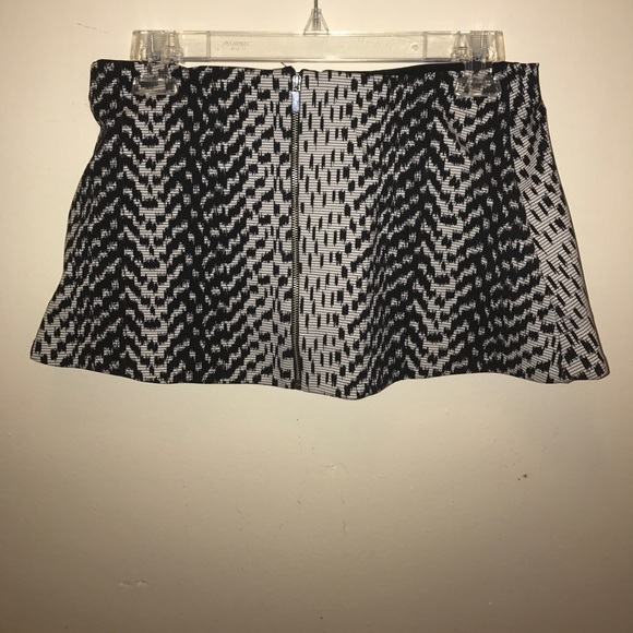 (Elizabeth & James) Cropped Printed Strapless Top - Picture 6 of 8