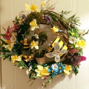 Working Bumble Bee and Canary wreath