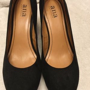 Woman’s shoes by a.n.a.